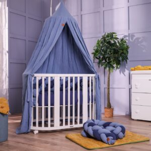Cameretta per neonato azzurra con lettino bianco e baldacchino in mussola di cotone azzurro, piumone double face e fasciatoio bianco con fasciatoio tessile in spugna di bamboo senape