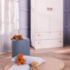 Armadio per neonato bianco con pomelli legno naturale