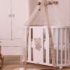 Lettino Ovale Venere collezione Hug tortora con velo giroletto ed armadio sullo sfondo