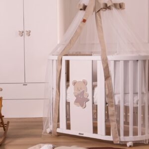 Lettino Ovale Venere collezione Hug tortora con velo giroletto ed armadio sullo sfondo