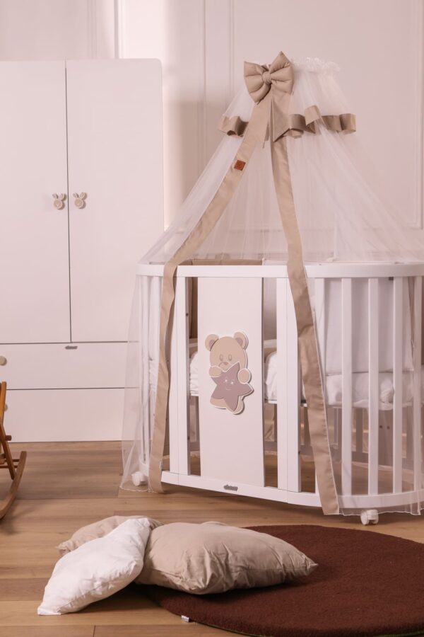 Lettino Ovale Venere collezione Hug tortora con velo giroletto ed armadio sullo sfondo