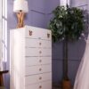 Settimino per cameretta neonato bianco con pomelli legno naturale vista laterale