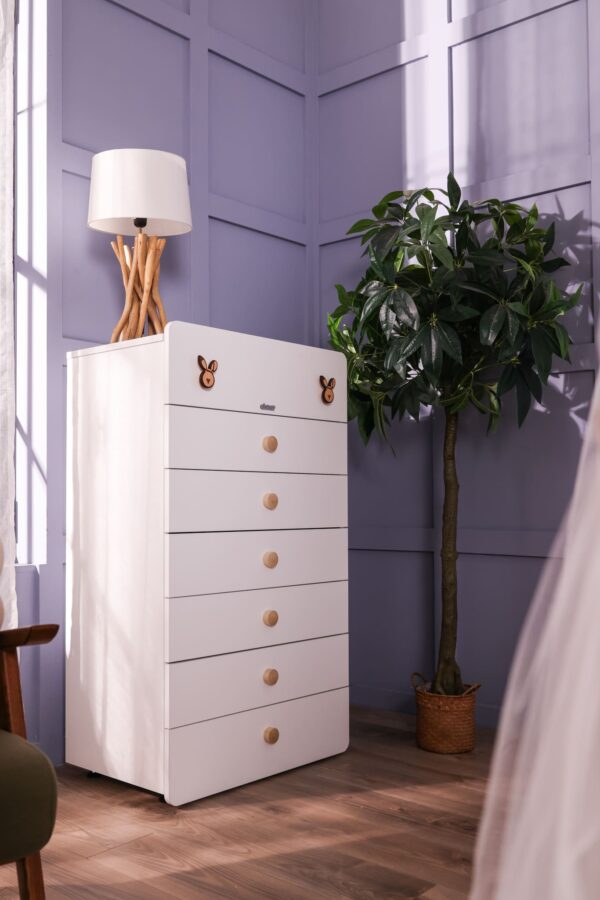 Settimino per cameretta neonato bianco con pomelli legno naturale vista laterale
