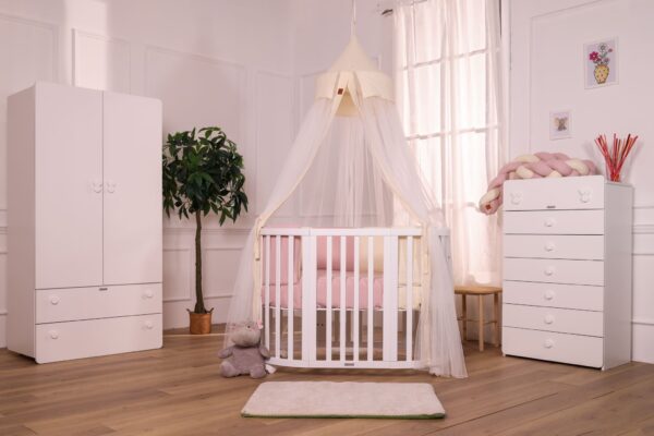 Cameretta per neonato bianca con lettino, armadio e settimino. Baldacchino in Tulle e nidino avorio e tessile rosa.