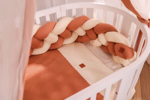 Piumone per lettino neonato con treccia alta in nidino Duo Caramel