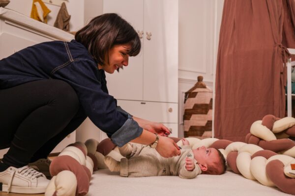 Mamma che gioca con figlio su tappeto giochi teddy