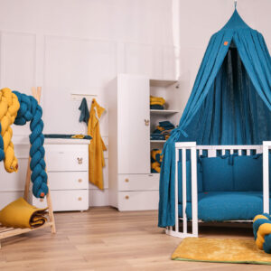 Cameretta per neonato completa con lettino Montessori bianco ed accessori tessili in mussola ottanio e senape e Shiny ottanio